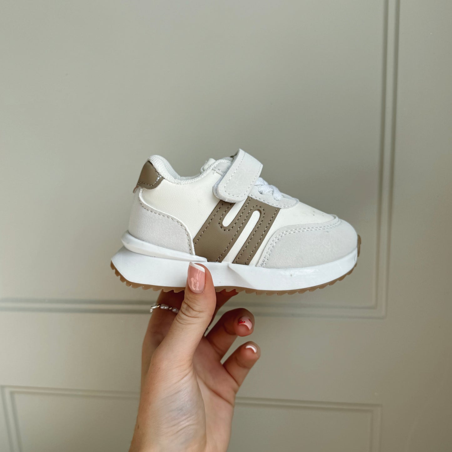 TAN EXPLORER TRAINERS